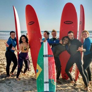 Prendre un cours de surf à Lisbonne sur les plages de Caparica