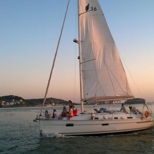 Tour en bateau sur le Tage à Lisbonne en voilier ou en catamaran pendant le coucher de soleil