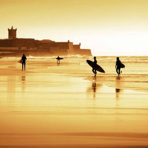 La plage de Carcavelos est un spot de surf incontesté à Lisbonne qui rappelle les vagues Landaises d'Hossegor (rapides et creuses)