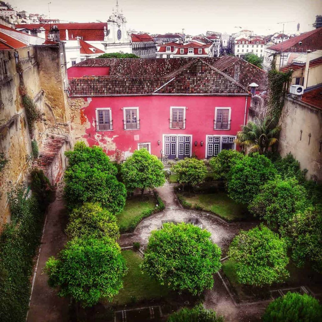 Les jardins du palais Almada, l'actuel palais de l'Indépendance