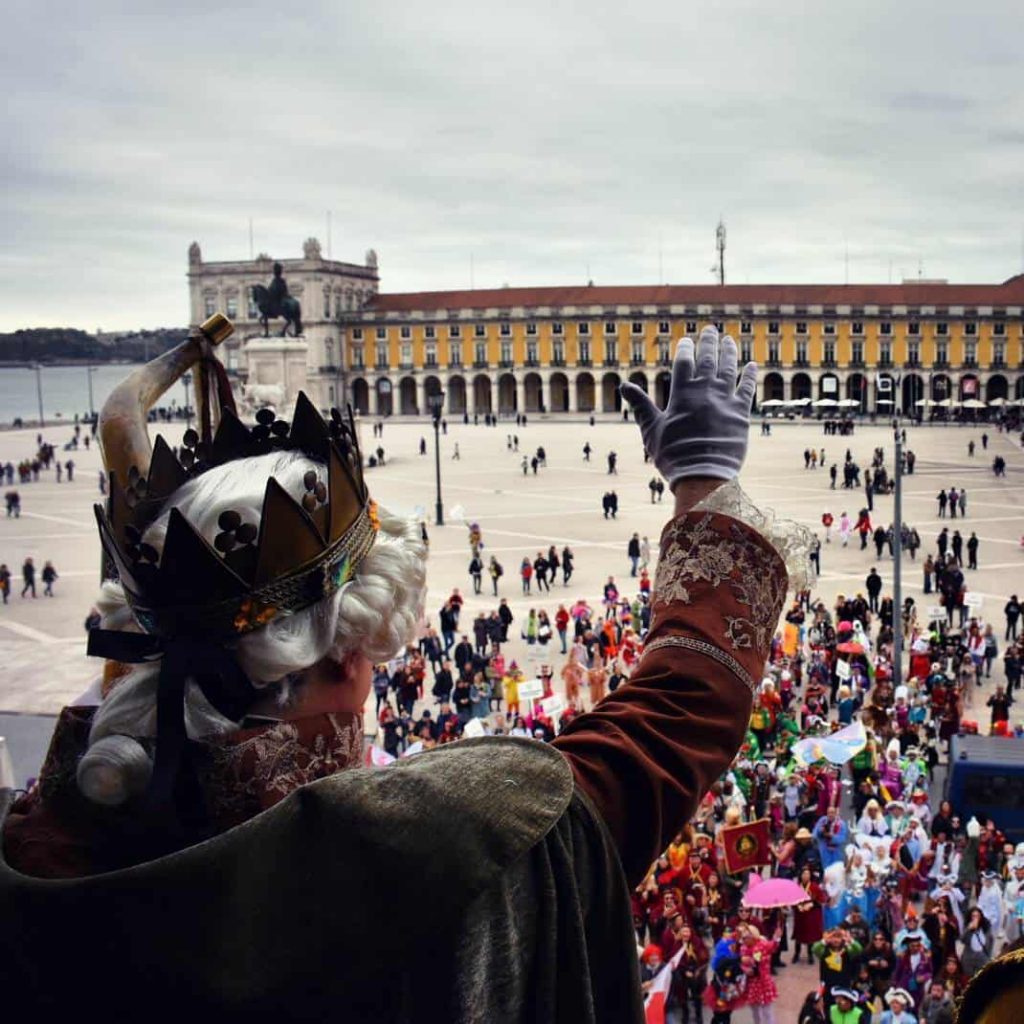 Le roi du carnaval de torres vedras sur la place du commerce