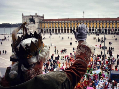 Le roi du carnaval de torres vedras sur la place du commerce