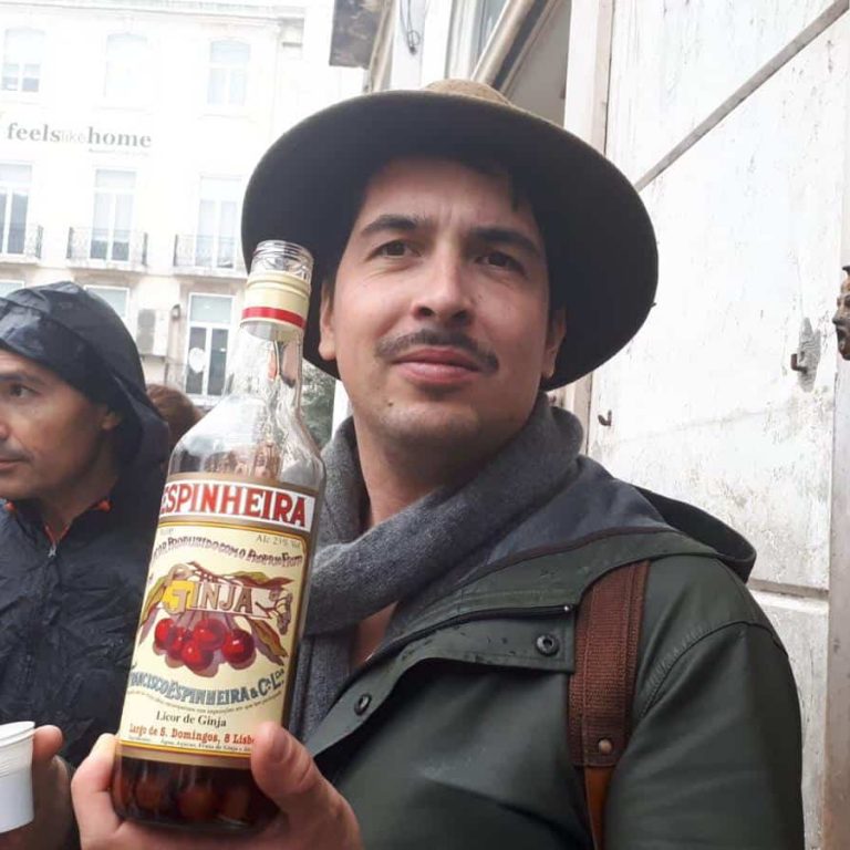 Sylvain guide chez monlisbonne.com offrant une dégustation de liqueur de cerise en guide de digestif après un bon repas typique portugais