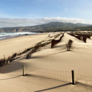 La plage du Guincho entre Cascais et Sintra est la meilleure plage pour pratique du surf à Lisbonne