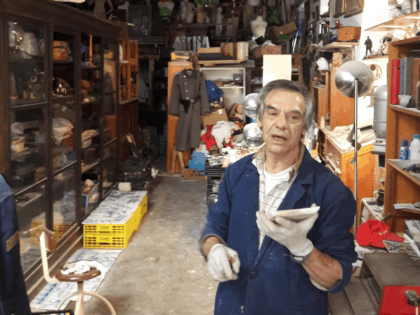 Carlos, le meilleur restaurateur de faience ancienne du Portugal, aujourd'hui décédé