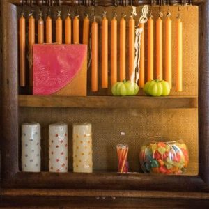 Magasin familial historique de bougies artisanales Velas Loreto fondé en 1789 par la famille Loreto, situé dans le Bairro Alto