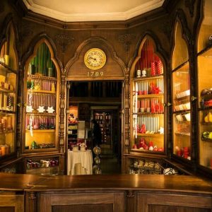 Magasin familial historique de bougies artisanales Velas Loreto fondé en 1789 par la famille Loreto, situé dans le Bairro Alto