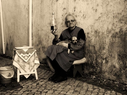 Une grand-mère vendant de la ginja dans les rues d'Alfama