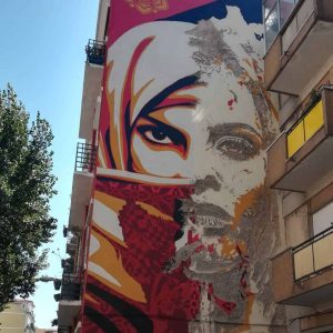Street art de Vhils en collaboration avec Shepard Fairey OBEY dans le quartier populaire de Graça