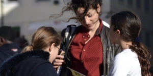 La guide aimée avec des enfants pendant une visite de lisbonne avec les enfants, une visite incontournable pour occuper les enfants à lisbonne