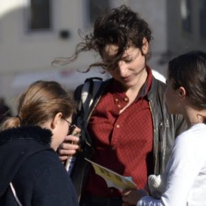 La guide aimée avec des enfants pendant une visite de lisbonne avec les enfants, une visite incontournable pour occuper les enfants à lisbonne