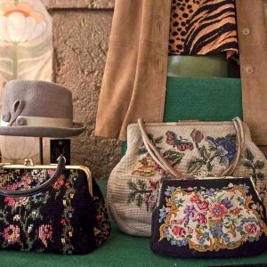 Boutique vintage avec vêtement de seconde main dans le centre ville de Lisbonne dans le quartier de Baixa