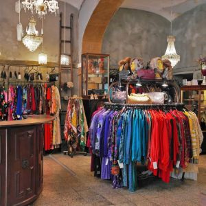 Boutique vintage avec vêtement de seconde main dans le centre ville de Lisbonne dans le quartier de Baixa