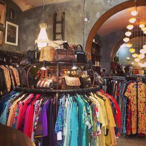 Boutique vintage avec vêtement de seconde main dans le centre ville de Lisbonne dans le quartier de Baixa
