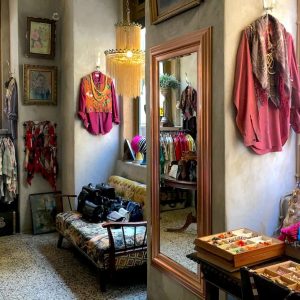 Boutique vintage avec vêtement de seconde main dans le centre ville de Lisbonne dans le quartier de Baixa