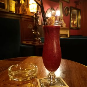 Bar cocktail A Parodia à Lisbonne, un speakeasy old school entièrement décoré par des créations de Rafael Bordalo Pinheiro