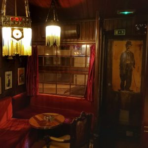 Bar cocktail A Parodia à Lisbonne, un speakeasy old school entièrement décoré par des créations de Rafael Bordalo Pinheiro
