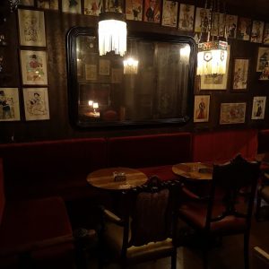 Bar cocktail A Parodia à Lisbonne, un speakeasy old school entièrement décoré par des créations de Rafael Bordalo Pinheiro