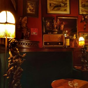 Bar cocktail A Parodia à Lisbonne, un speakeasy old school entièrement décoré par des créations de Rafael Bordalo Pinheiro