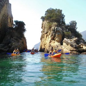 kayak de mer pendant votre team building à Lisbonne. evenement entreprise sportif pour seminaire à Lisbonne