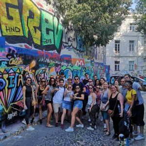 Atelier street art avec artiste pendant votre team building à Lisbonne. evenement entreprise sportif pour seminaire à Lisbonne