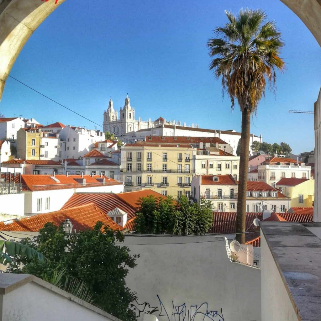 Arc de portas do sol avec vue sur Alfama et le monastère Saint Vincent hors les murs, célèbre promontoire pour observer le quartier d'Alfama