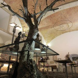 Objets, souvenirs traditionnels et créations d'artisans du Portugal dans une boutique d'Alfama près de la cathédrale de Lisbonne