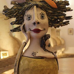 Objets, souvenirs traditionnels et créations d'artisans du Portugal dans une boutique d'Alfama près de la cathédrale de Lisbonne