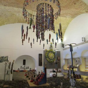 Objets, souvenirs traditionnels et créations d'artisans du Portugal dans une boutique d'Alfama près de la cathédrale de Lisbonne