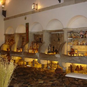 Objets, souvenirs traditionnels et créations d'artisans du Portugal dans une boutique d'Alfama près de la cathédrale de Lisbonne