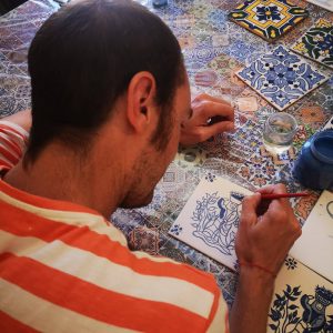Réaliser un carreau de faïence lors d'un atelier azulejos à Lisbonne