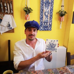 Réaliser un carreau de faïence lors d'un atelier azulejos à Lisbonne