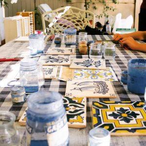 Réaliser un carreau de faïence lors d'un atelier azulejos à Lisbonne