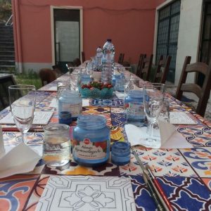 Réaliser un carreau de faïence lors d'un atelier azulejos à Lisbonne