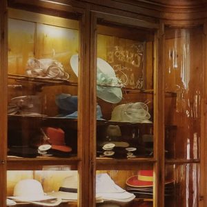 Boutique historique de chapelier à Lisbonne sur la place du Rossio Dom Pedro IV vendant des chapeaux de très grande qualité