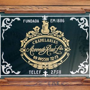 Boutique historique de chapelier à Lisbonne sur la place du Rossio Dom Pedro IV vendant des chapeaux de très grande qualité