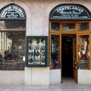 Boutique historique de chapelier à Lisbonne sur la place du Rossio Dom Pedro IV vendant des chapeaux de très grande qualité