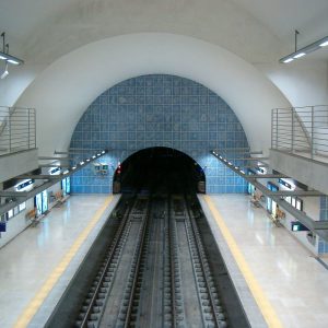 Panneau d'azujelos dans le métro Telheiras réalisé par l'artiste Eduardo Batarda