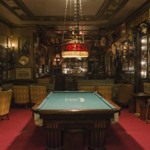 Pavilhao chines est le bar à cocktails le plus loufoque de la ville avec une incroyable collection en tous genres de l'avant-guerre