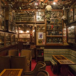 Pavilhao chines est le bar à cocktails le plus loufoque de la ville avec une incroyable collection en tous genres de l'avant-guerre