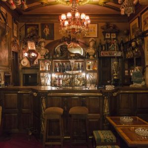 Pavilhao chines est le bar à cocktails le plus loufoque de la ville avec une incroyable collection en tous genres de l'avant-guerre