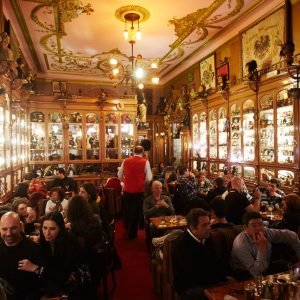 Pavilhao chines est le bar à cocktails le plus loufoque de la ville avec une incroyable collection en tous genres de l'avant-guerre