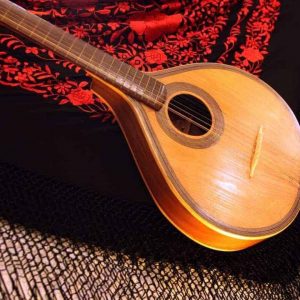 Guitare de fado portugaise célèbre pour son son aigu et accompagne toujours un vrai chant de fado