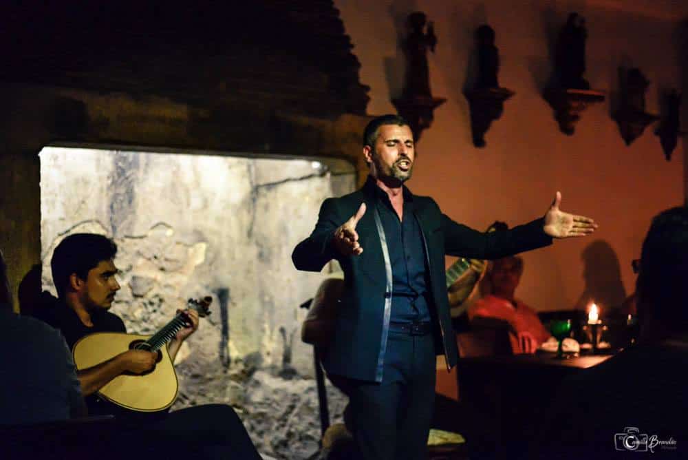Fadiste de prestige dans un restaurant fado à Alfama pour la meilleure soiree fado de Lisbonne