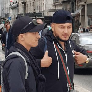 Deux jeunes pickpockets à Lisbonne en mode observation dans le quartier de Baixa
