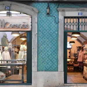 Boutique à Alfama où on vend des accessoires et vêtement en laine portugaise de haute qualité de la montagne d'Estrela