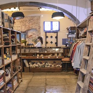 Boutique à Alfama où on vend des accessoires et vêtement en laine portugaise de haute qualité de la montagne d'Estrela