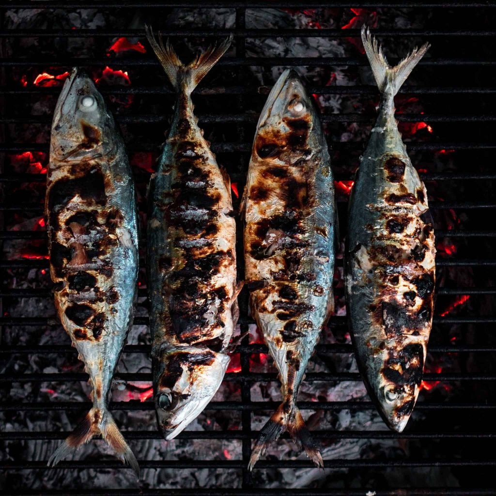 Sardines grillées dans un restaurant typique de Lisbonne pendant la fête de la sardine