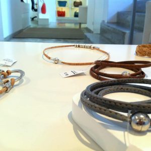 Boutique artisanale du Bairro alto proposant des objets en liège, des sacs des souvenirs en liège à Lisbonne