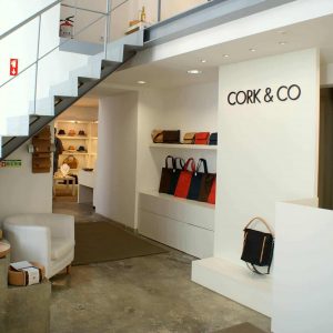 Boutique artisanale du Bairro alto proposant des objets en liège, des sacs des souvenirs en liège à Lisbonne